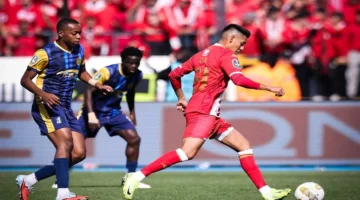 إبداع مغربي.. جماهير الوداد تبهر العالم بمدرجات ملعب بطل تنزانيا المتواضع